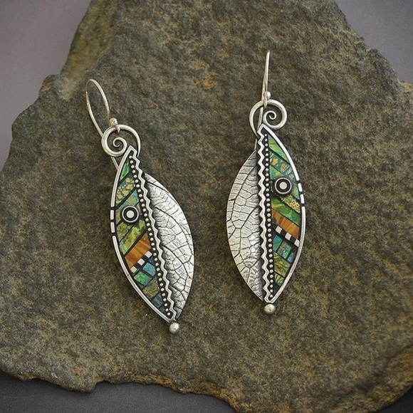 Boho festival silver tone and multicolored fish / leaf design fashion earrings - Picture 3 of 11